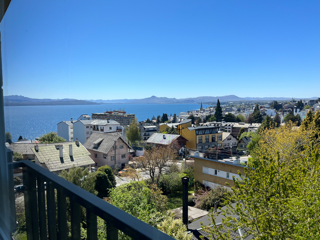 Alojamiento en el centro con vista parcial al lago y con cochera
